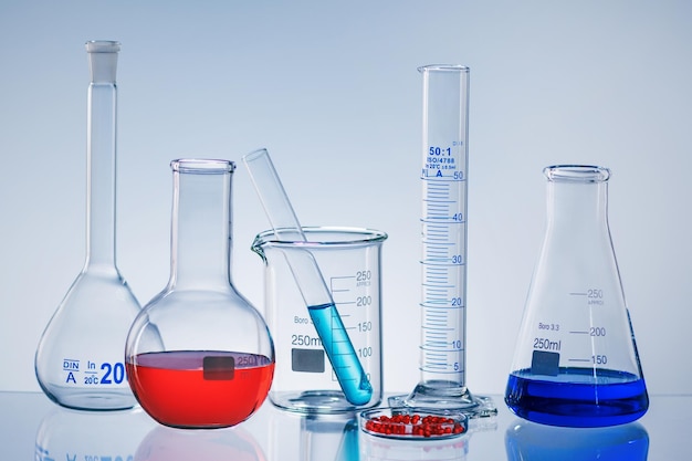 Concepto de investigación de laboratorio Cristalería de laboratorio científico con líquido colorido