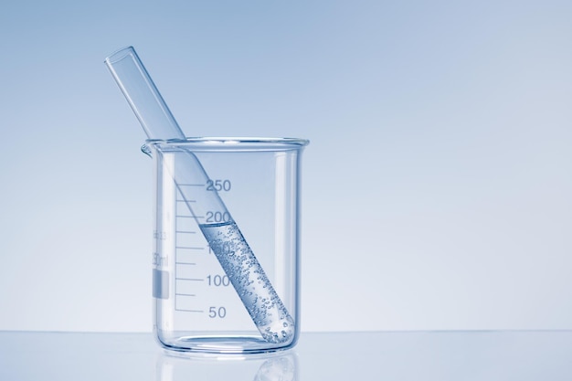 Concepto de investigación de laboratorio Cristalería de laboratorio científico con líquido