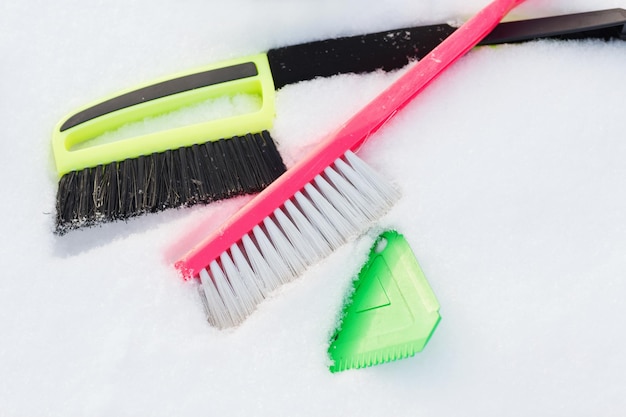 Foto concepto de invierno y equipo: variedad de equipos de limpieza de nieve en la nieve