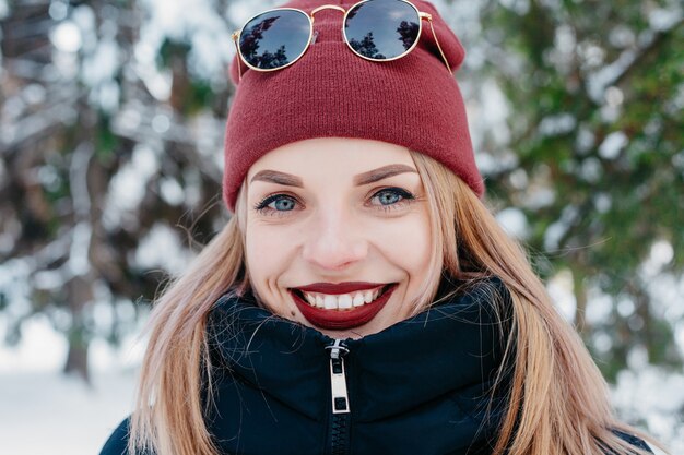 Concepto de invierno, Navidad, emociones, personas, estilo de vida y belleza: retrato al aire libre de niña de Navidad