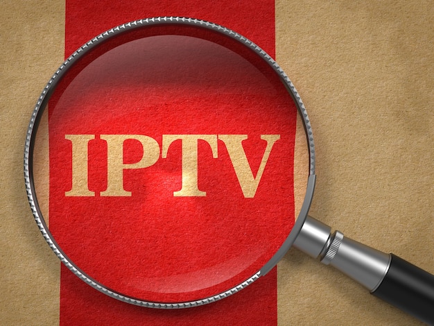 Foto concepto de iptv. lupa sobre papel viejo con fondo de línea vertical roja.