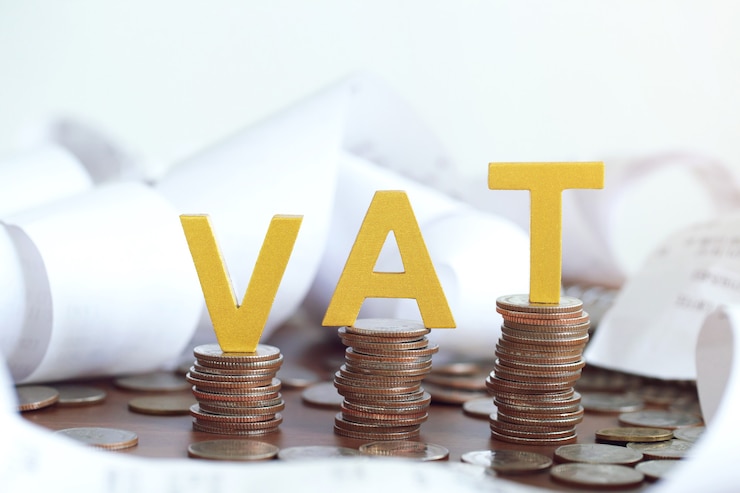 Foto concepto de iva. la palabra cuba puso monedas y billetes apilados sobre la mesa de madera. tiempo de iva