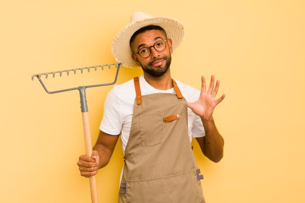 Concepto de jardinero de hombre afro negro