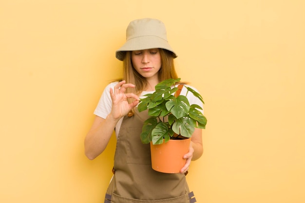 Concepto de jardinero mujer bonita rubia