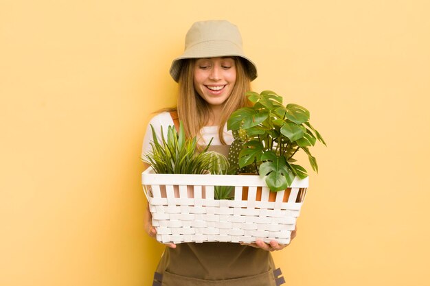 Concepto de jardinero mujer bonita rubia