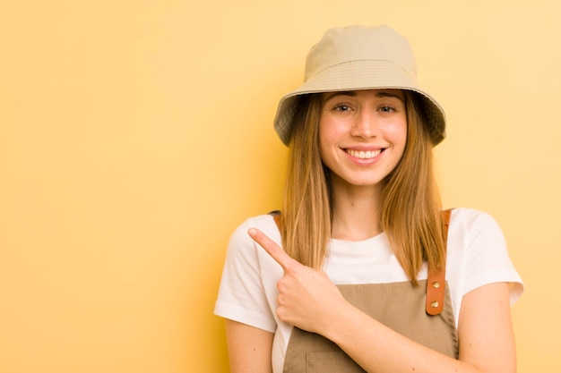 Concepto de jardinero mujer bonita rubia