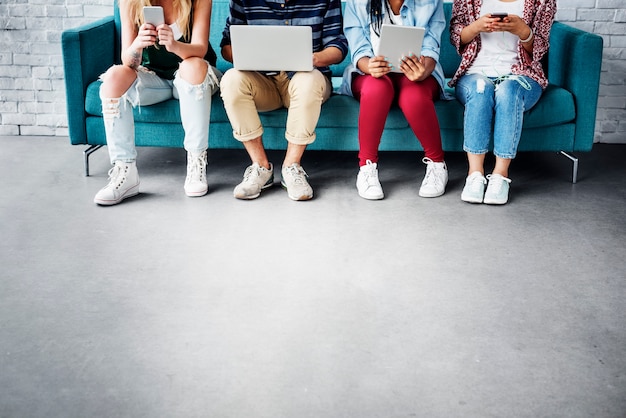 Concepto joven de los amigos de la gente de las adolescencias de la diversidad