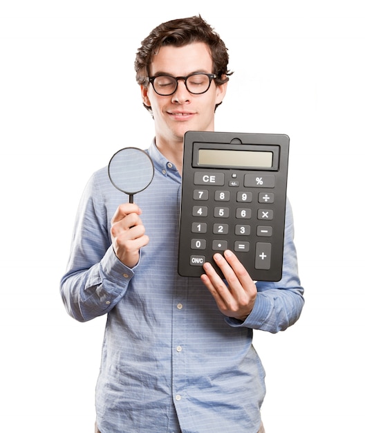 Foto concepto de un joven feliz calculando los ahorros