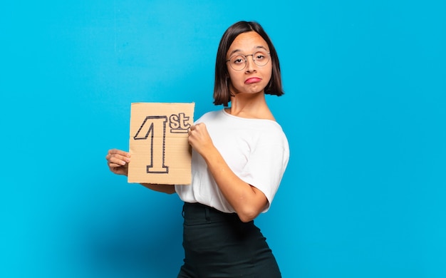 Concepto de joven mujer bonita ganadora