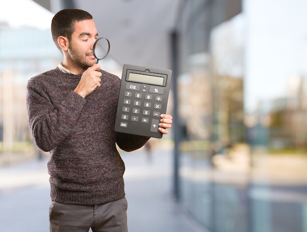 Foto concepto de un joven preocupado teniendo cuidado con su economía