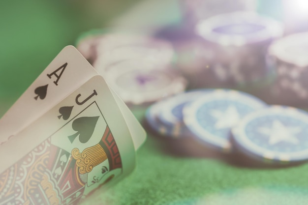 Concepto de juego de casino Blackjack y fichas de póquer en fieltro verde