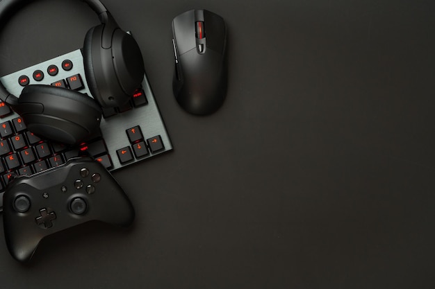 Concepto de juego en fondo negro con teclado de computadora y joystick