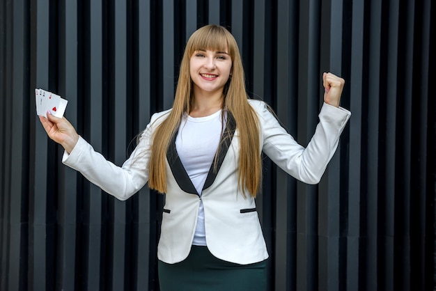 Concepto de juego. Mujer feliz y emocionada con combinación de cuatro ases