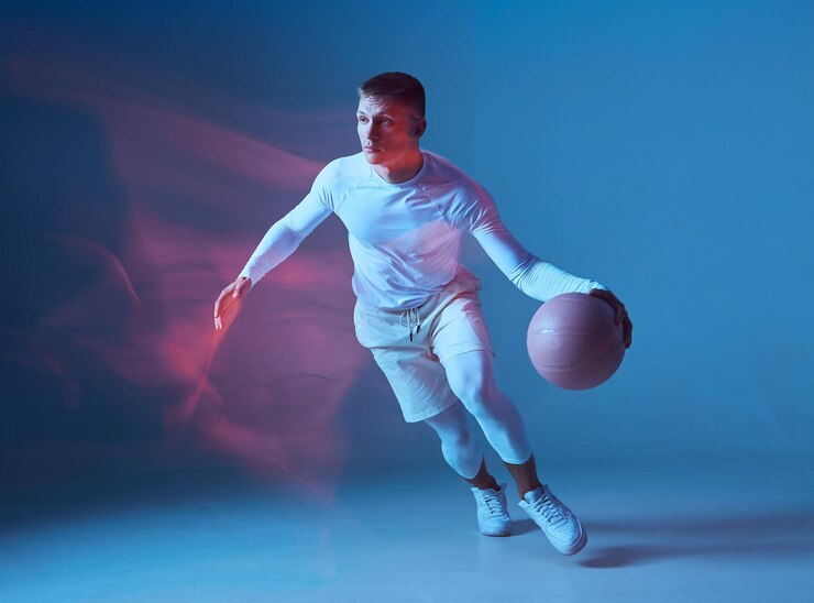 Foto concepto de jugador de baloncesto aficionado al deporte profesional de la salud con pelota en ropa deportiva blanca sobre azul
