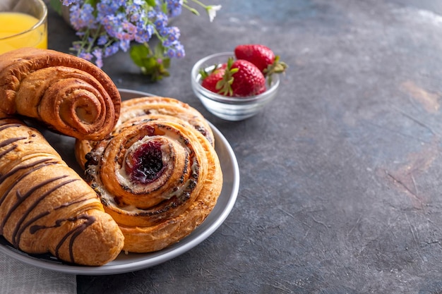 Concepto de jugo de rollos de desayuno matutino y espacio de copia de fresa fresca