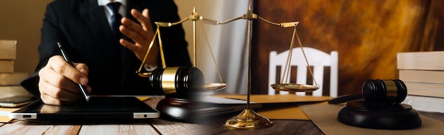 Concepto de justicia y derecho Juez masculino en una sala de audiencias sobre una mesa de madera y Consejero o Abogado masculino que trabaja en el cargo Asesoramiento legal y concepto de justicia