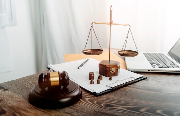 Concepto de justicia y derecho Juez masculino en una sala de audiencias sobre una mesa de madera y Consejero o Abogado masculino que trabaja en el cargo Asesoramiento legal y concepto de justicia