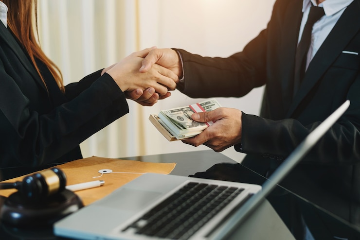Foto concepto de justicia y derecho pasando dinero de soborno en el sobre en la oficina del abogado.