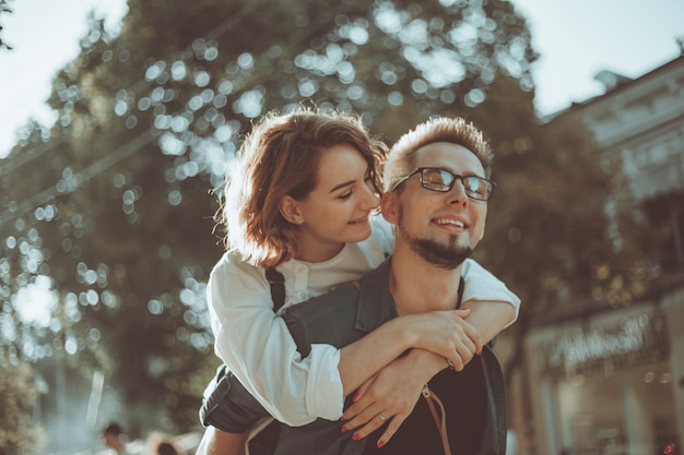 Concepto de juventud romántica. Pareja joven inconformista con estilo en el amor en la ciudad.