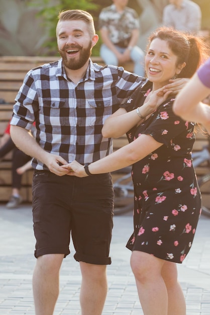 Concepto de kizomba, bachata o salsa - pareja de belleza bailando baile social en una fiesta al aire libre