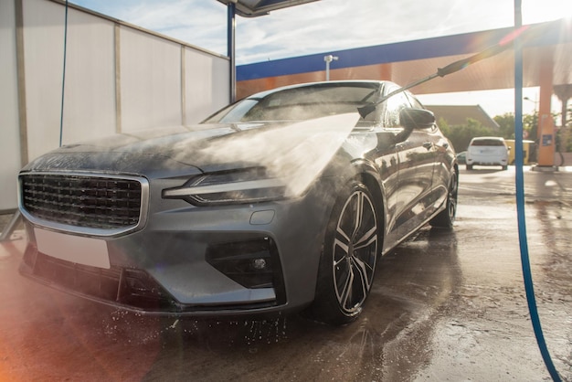 Foto concepto de lavado de automóviles en un día soleado