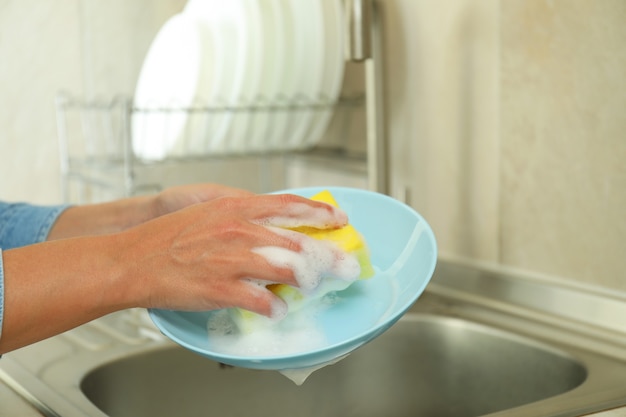 Concepto de lavado de vajilla en el fondo del lavabo de la cocina