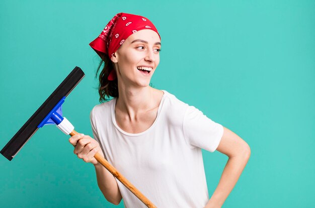 Foto concepto de lavadora de ventanas de mujer bonita joven