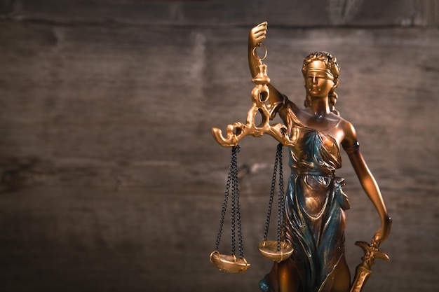 Concepto legal y legal estatua de Lady Justice con balanza de justicia