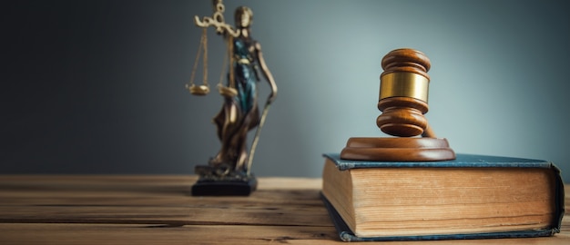 Concepto de ley y justicia en el escritorio