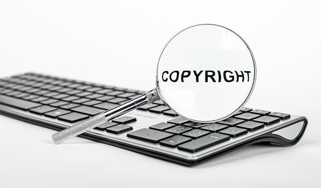 Concepto de ley de propiedad intelectual de derechos de autor Regístrese en línea para productos de marcas