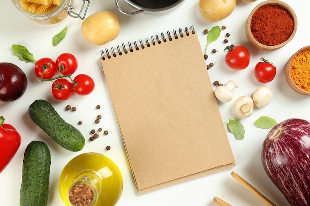 Foto concepto de libro de recetas sobre fondo blanco, espacio para texto