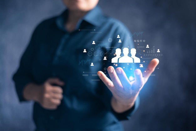 Concepto de liderazgo empresarial Mujer de negocios tiene un círculo de estructura de red de recursos humanos Gestión y reclutamiento Red social Diferentes personas