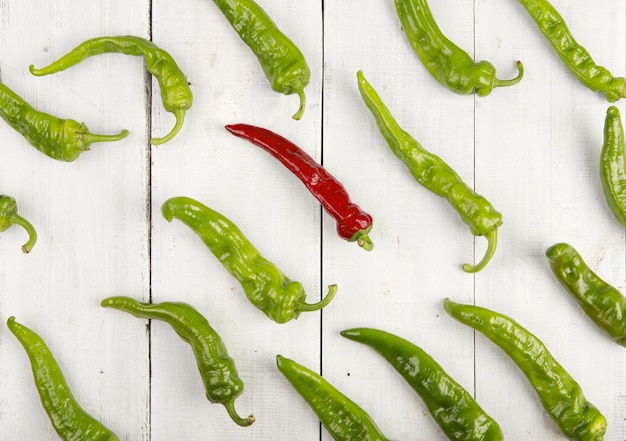 Concepto de liderazgo red hot chili pepper liderando el grupo de los verdes
