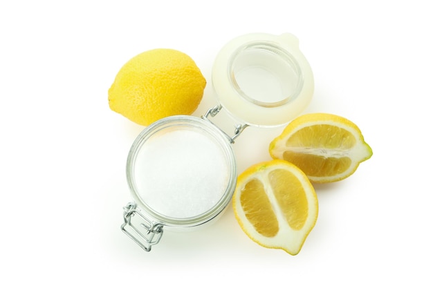Concepto de limpiadores domésticos con ácido de limón aislado sobre fondo blanco.