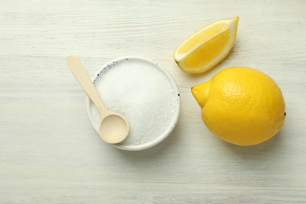 Concepto de limpiadores domésticos con ácido de limón