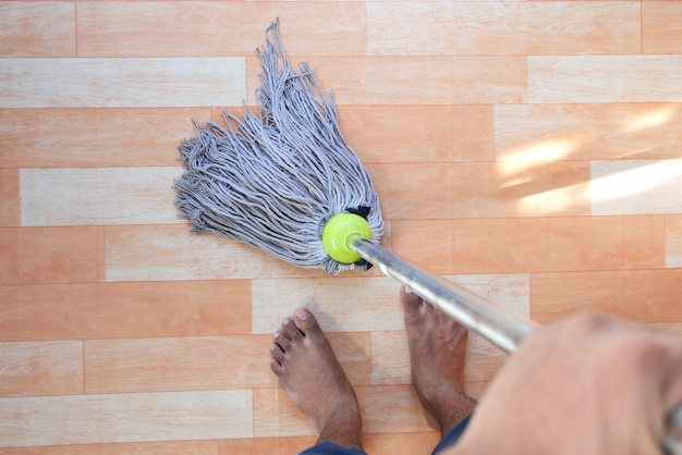 Concepto de limpieza doméstica limpieza de piso de madera con trapeador