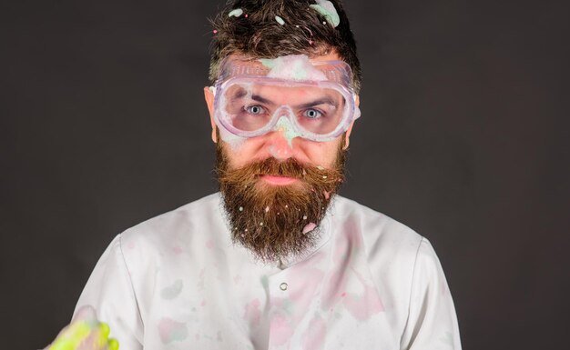 Concepto de limpieza hombre de equipo de limpieza con espuma en la cara limpieza publicidad servicio de limpieza