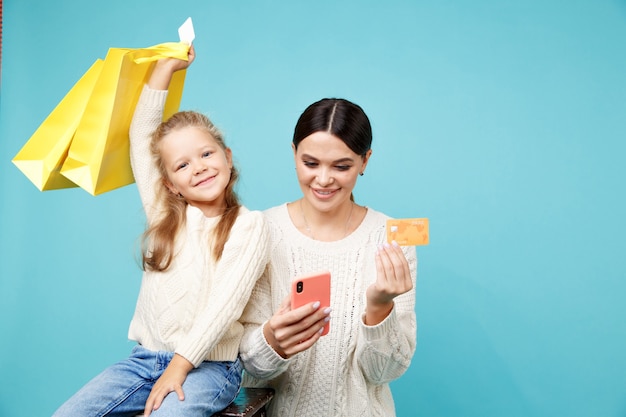 Concepto en línea de compras familiares. Madre con hija.