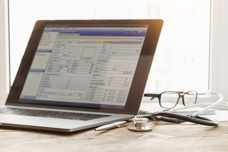 Foto concepto en línea de consulta médica. portátil con estetoscopio y documento