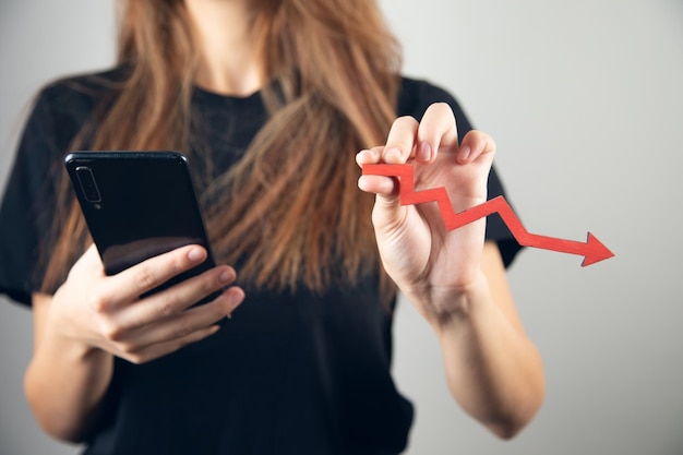 Concepto en línea, mujer sosteniendo teléfono con flecha