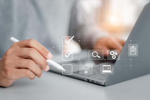 Concepto de lista de comprobación Empresario que utiliza una computadora portátil Marca de comprobación en las casillas de comprobación
