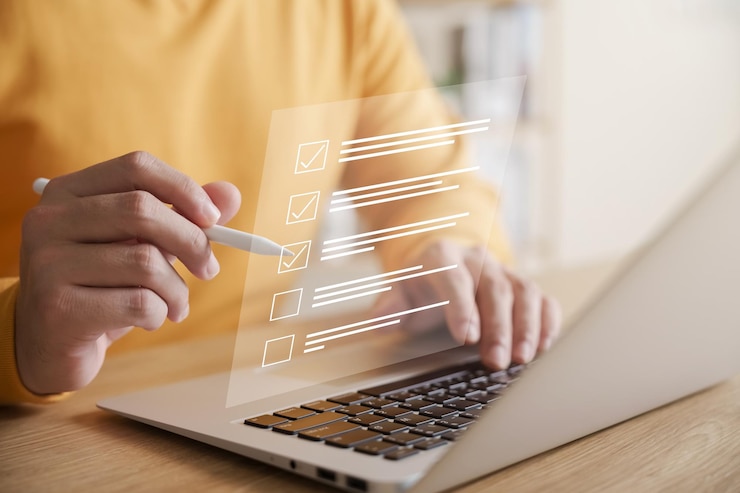 Foto el concepto de lista de control de rendimiento empresarial el empresario que utiliza una computadora portátil hace una lista de control en línea encuesta que llena un formulario digital lista de control
