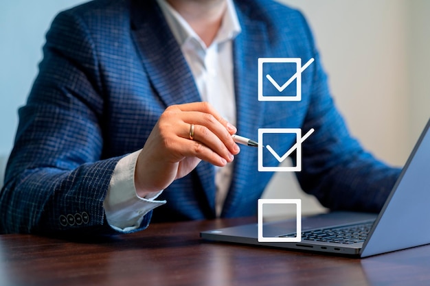 Concepto de lista de verificación de desempeño empresarial empresario usando una computadora portátil haciendo una encuesta de lista de verificación en línea