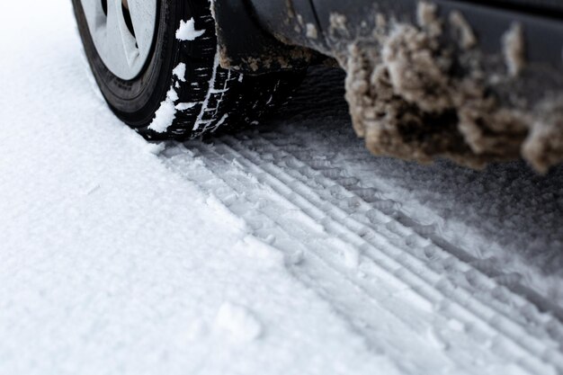 El concepto de la llegada de los neumáticos Winter Car en la nieve.