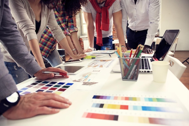 Concepto de lluvia de ideas de trabajo en equipo Equipo de gerentes creativos jóvenes que trabajan con un nuevo proyecto de inicio en una oficina moderna Cuaderno contemporáneo en una mesa de madera