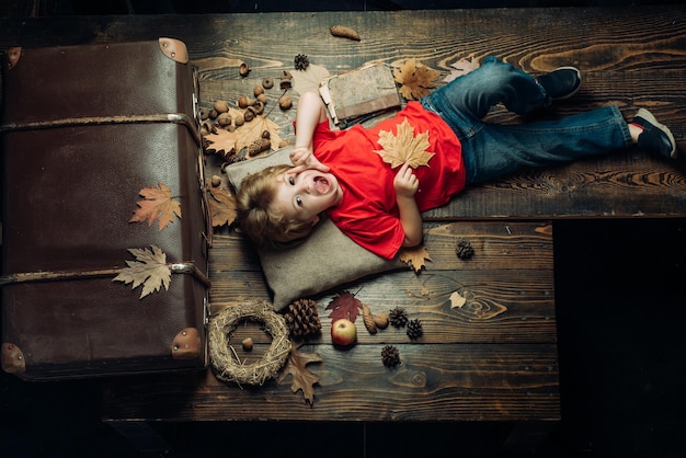 Concepto de lluvia y paraguas de noviembre niños felices jugando productos promocionales feliz infancia otoño sa ...