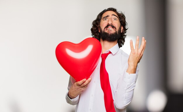 Concepto loco joven del día de tarjeta del día de San Valentín del hombre