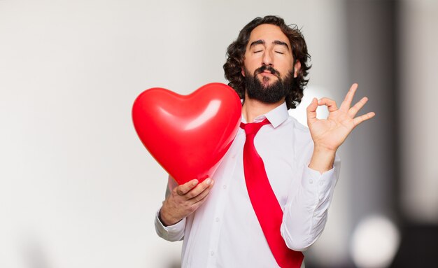 Concepto loco joven del día de tarjeta del día de San Valentín del hombre