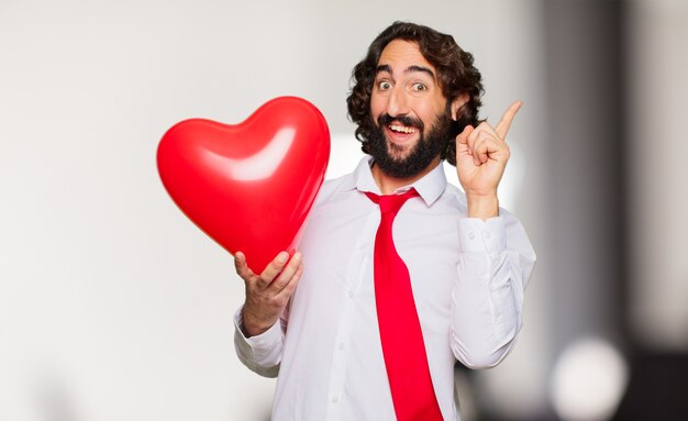 Concepto loco joven del día de tarjeta del día de San Valentín del hombre