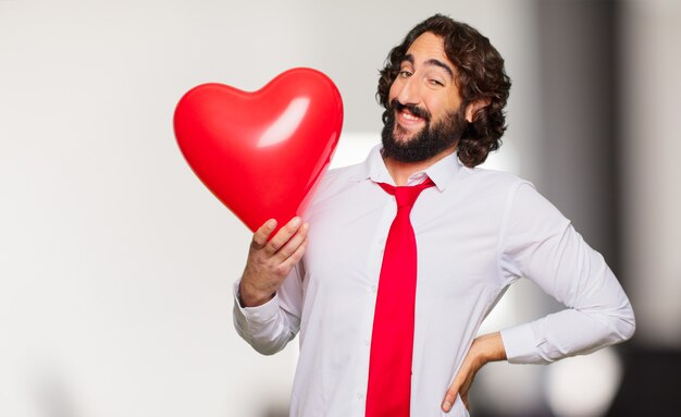 Concepto loco joven del día de tarjeta del día de San Valentín del hombre